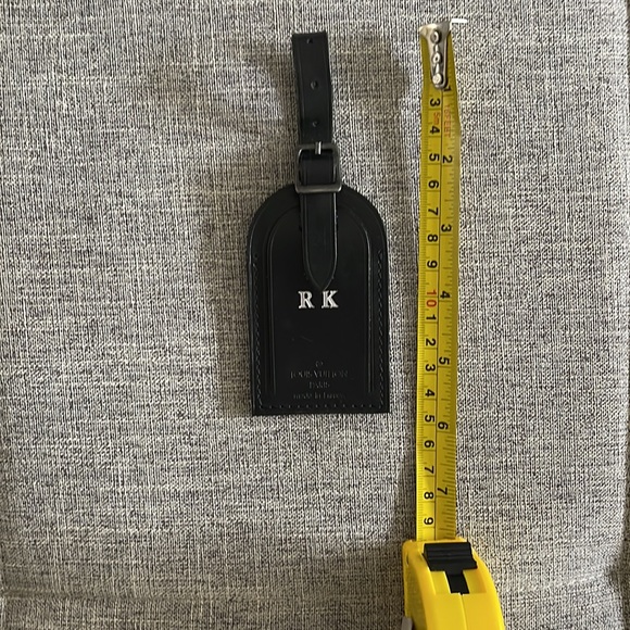 Louis Vuitton black luggage tag customised with embossed initials “RK” in silver - Picture 5 of 5